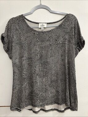 Always a line Hawaii Black & White Geometric Short Sleeve Tee